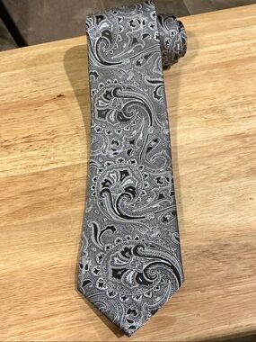 Bergamo New York 100% Polyester Tie EUC